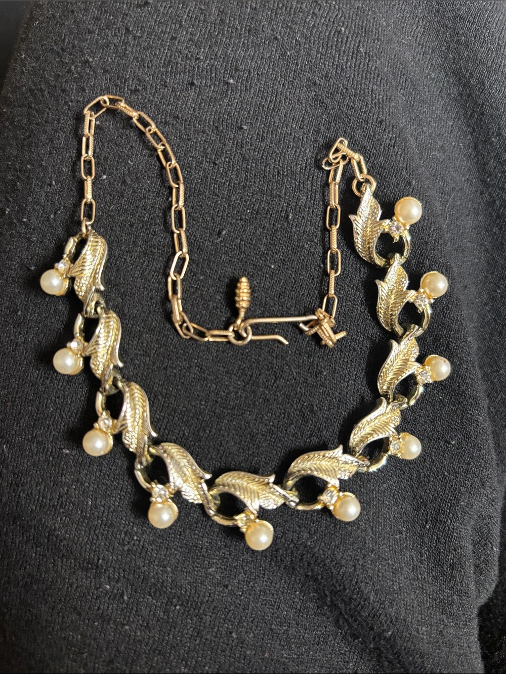 Vintage Gold Tone Pearl and Leaf With White Rhinestones Bracelet